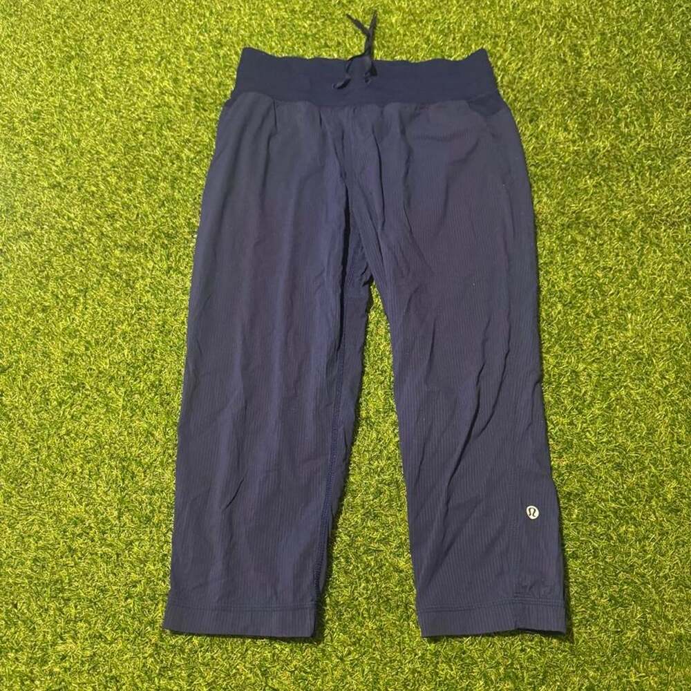 Lululemon navy blue capri pants